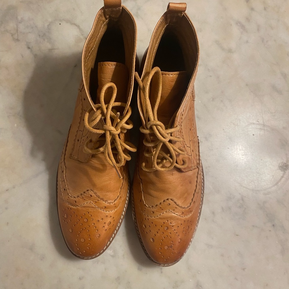 Leather wing tip boots 6.5